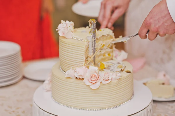 Torta amarilla cortada en trozos 7783 . —  Fotos de Stock