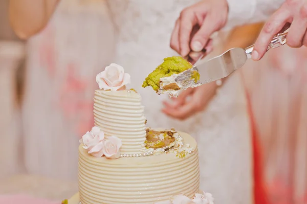 Gelber Kuchen in Stücke geschnitten 7784. — Stockfoto