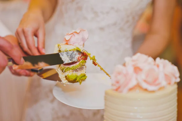 El proceso de cortar el pastel para compartir para los invitados 7787 . — Foto de Stock