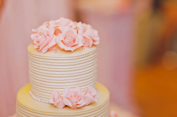 Vacker söt tårta med rosetter 7789. — Stockfoto