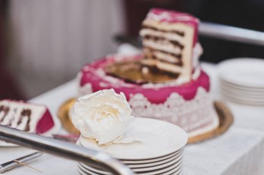 Düğün pastası üç katmanı çiçekli 7832.