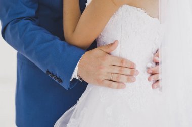 7851 hafifçe birbirlerinin tutan çift eller.