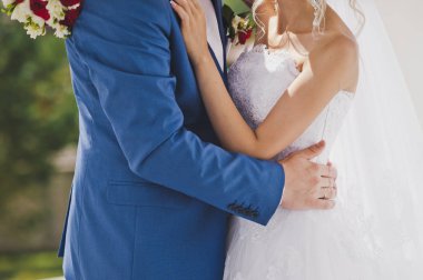 7852 hafifçe birbirlerinin tutan çift eller.