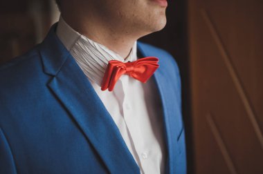 7876 beyaz gömlek yakasında kırmızı kravat.