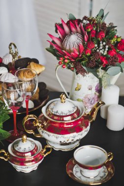 Boyalı bardak ve masadaki su ısıtıcısı 7927 masa.