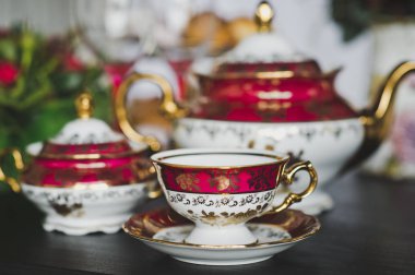 Tabloda çay partileri 7930 için dekore edilmiş.