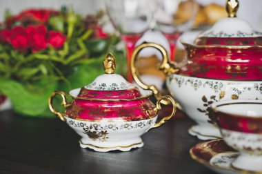 Tabloda çay partileri 7929 için dekore edilmiş.
