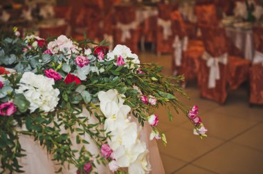 Salon çiçekleri ve bez 7978 ile süslüdür.