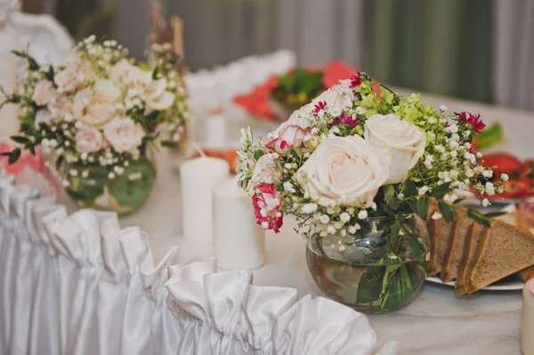 De decoratie van de feestelijke tabel doek en bloemen 7802. — Stockfoto