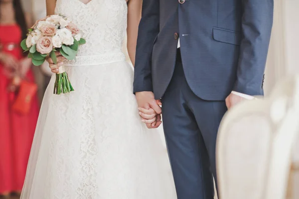 O casal gentilmente segurando uns aos outros mãos 7816 . — Fotografia de Stock