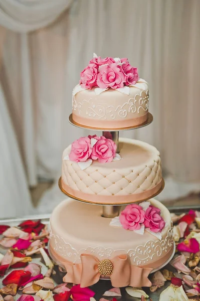 Torta nuziale a tre livelli con fiori 7830 . — Foto Stock