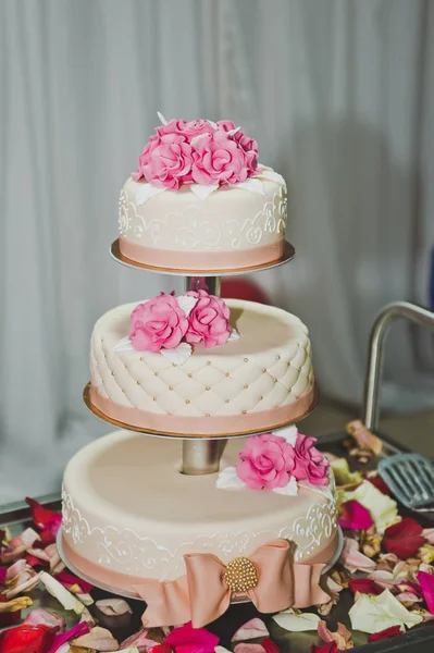 Pastel de boda de tres niveles con flores 7831 . —  Fotos de Stock