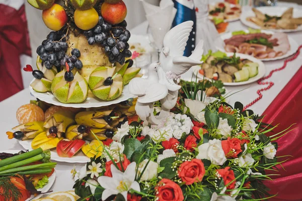 The table is Laden with dishes 7847. — Stock Photo, Image