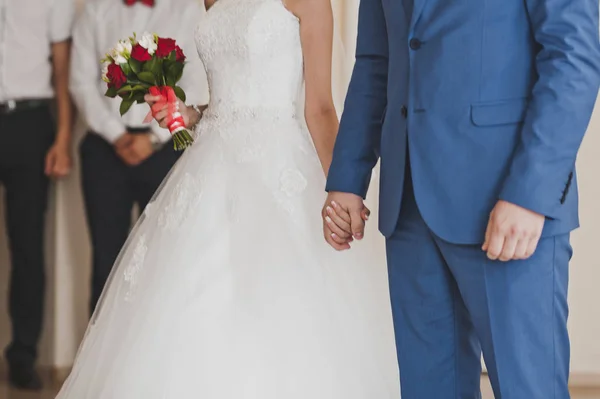 O casal gentilmente segurando as mãos uns dos outros 7862 . — Fotografia de Stock