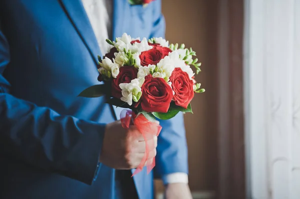 Bouquet in hands of the man in the blue suit 7868. — Stock Photo, Image