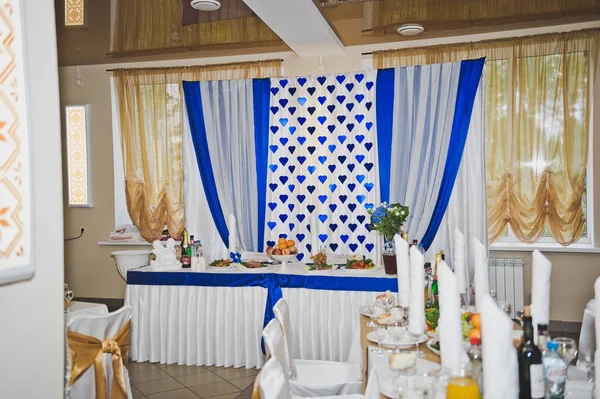 Feestelijke tafels versierd met doek en bloemen 7898. — Stockfoto