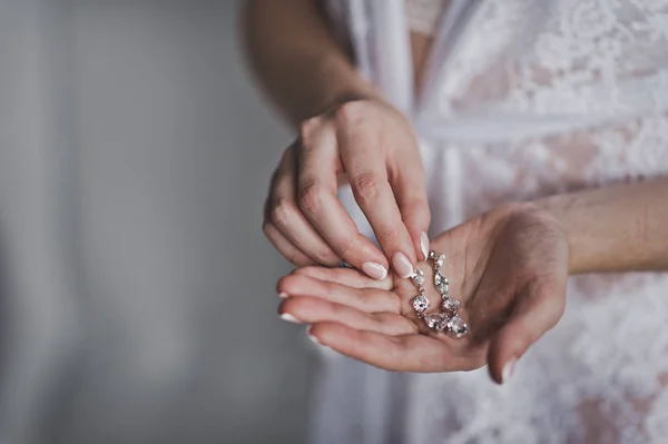 Beautiful earrings in the womens hands 7908. — Stock Photo, Image