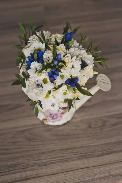 Een boeket van bloemen ligt aan het meer 7913. — Stockfoto