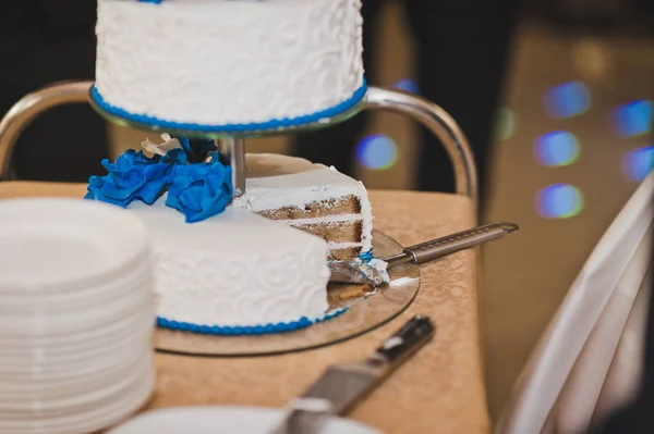 Una torta enorme con fiori blu dalla crema 7920 . — Foto Stock