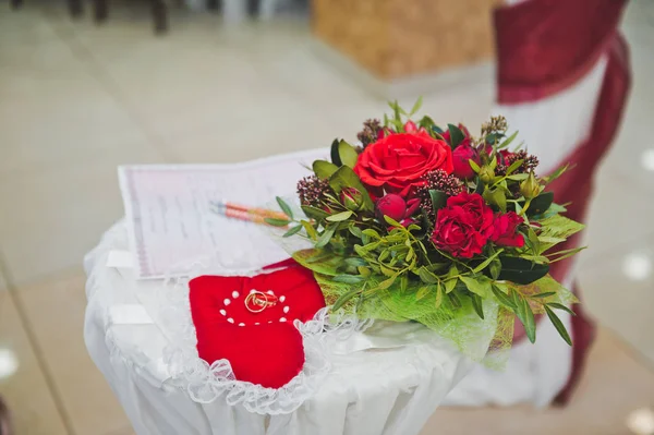 Bouquet colorato in un vaso sul tavolo 7962 . — Foto Stock