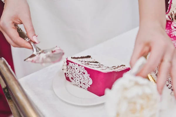 The division into parts of the wedding cake 7970. — Stock Photo, Image
