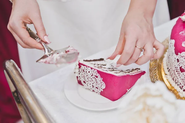 The division into parts of the wedding cake 7971. — Stock Photo, Image