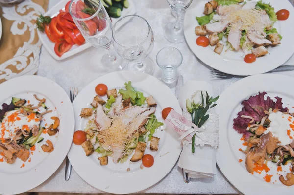 Una Gran Mesa Con Platos Servidos Para Las Vacaciones — Foto de Stock