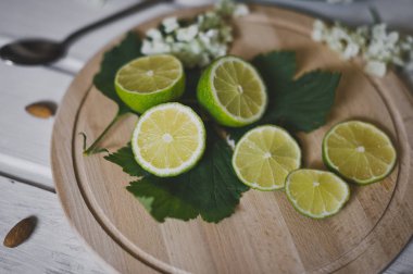 Dilimlenmiş limon daireler ve fındık 437 ile bir beyaz tablo Bulaşık sırası.