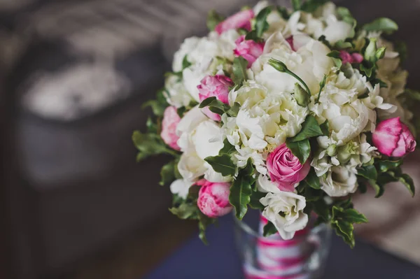 Zarter Strauß weißer Rosen in einer Vase 457. — Stockfoto