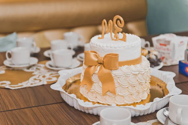 Pastel de boda decorado con crema beige en la mesa 424 . — Foto de Stock