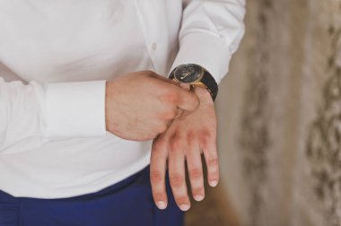 Adam doğru zaman ekran 460 için saatler getiriyor.