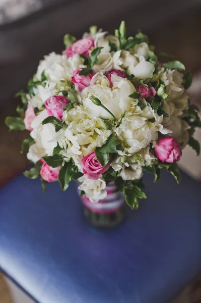 Schöner Strauß großer weißer Rosen und Grün 456. — Stockfoto