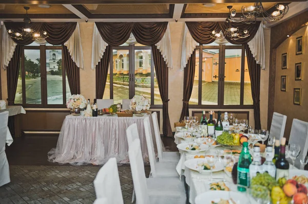 Una sala de banquetes con comidas servidas y mesas de comida 508 . —  Fotos de Stock