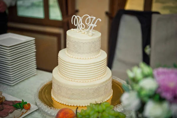 Bella torta nuziale semplice 515 . — Foto Stock