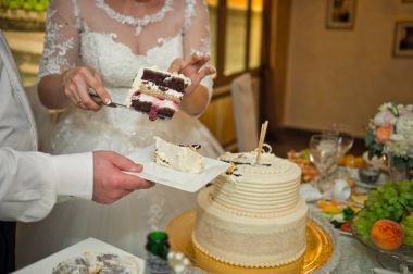 Damat gelini pastayı 520 parçalara bölmek için yardımcı olur..