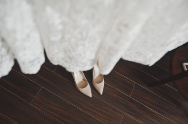 538 Ayakkabı ve nedime elbise.