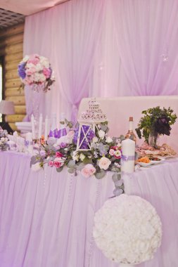 Zengin bir düğün yasağı için çiçek ve kumaşlar hall ile dekore edilmiş