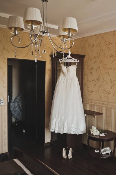 Belle robe de mariée sur le lustre 537 . — Photo