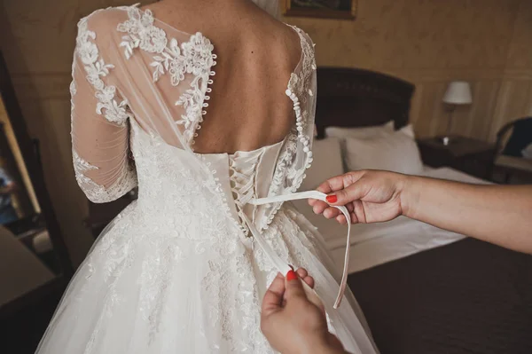 Дівчина допомагає мережива сукні нареченої 541 . — стокове фото