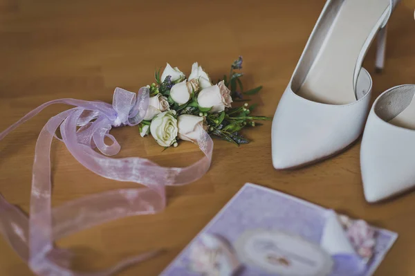 Accessoires voor de bruid aan de bruiloft tafel 553. — Stockfoto