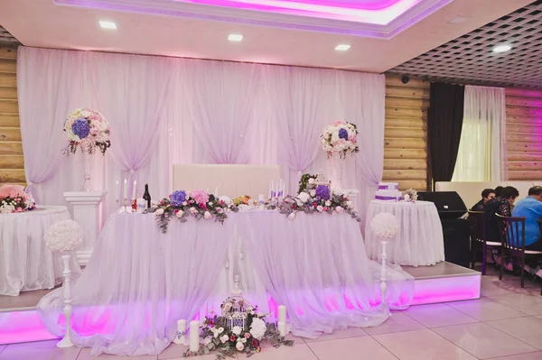 Magníficamente decorado lugar principal en la habitación para los recién casados 57 — Foto de Stock