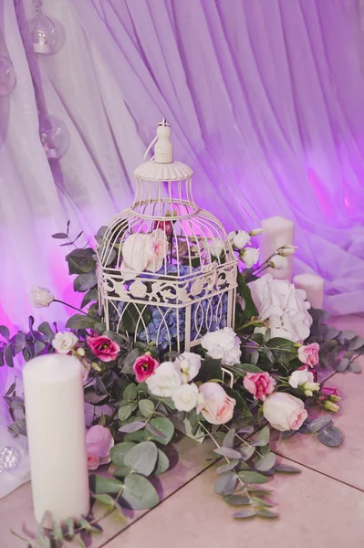 Flores e outras decorações na mesa de casamento 585 . — Fotografia de Stock