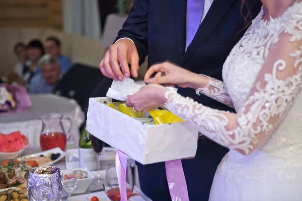 La novia y el novio abren la caja 588 . — Foto de Stock