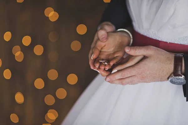 Hands with wedding rings 8109. — Stock Photo, Image