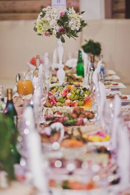 Festively tablo yemekleri 624 ile dekore edilmiş.