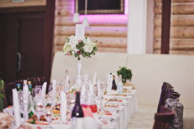 Festively tablo yemekleri 626 ile dekore edilmiş.