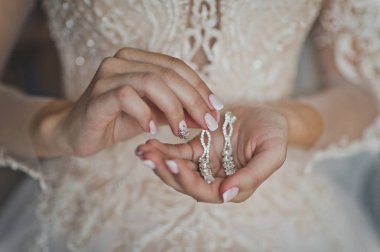 Kadın onun elinde tutan güzel bir çift küpe 679.