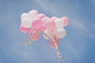Beyaz ve pembe balonlar gökyüzünde 682.