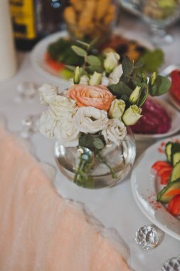 Bir buket çiçek şenlikli masaya 695.