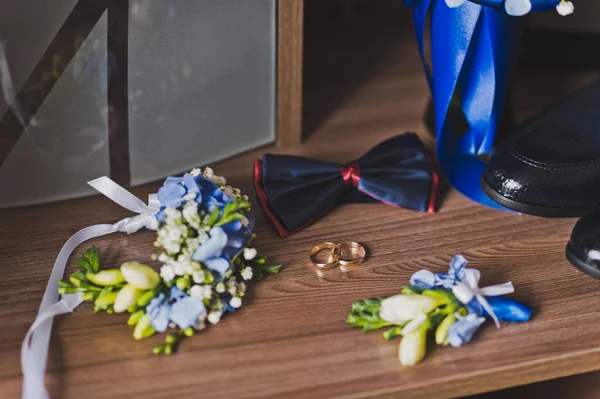 Boutonniere and mens wardrobe items on the table before the holi — Stock Photo, Image